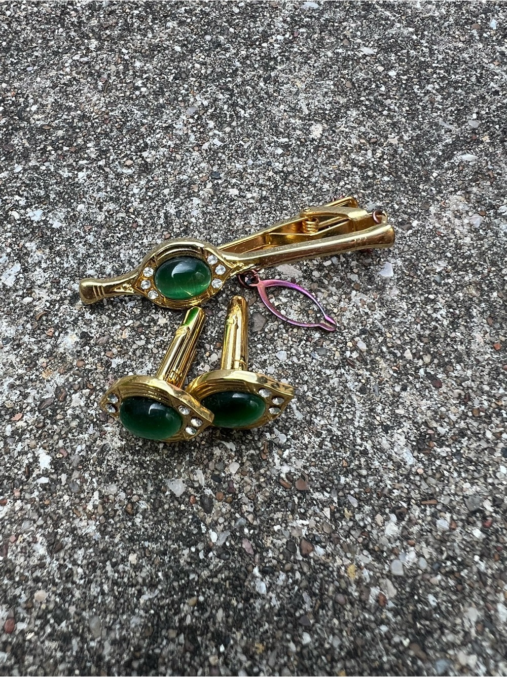 👗Gold Tie Clip and Cufflink Set with Green Cabochon Accents